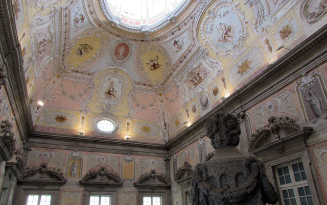 teto todo decorado em estilo barroco e escada em estilo barroco em granito