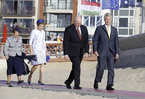 Queen Mathilde wore Natan blue print silk dress. Governor General Peter Cosgrove of Australia and his wife Lady Lynne Cosgrove