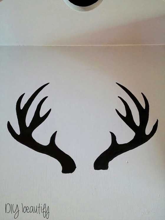 Painting antlers on a table www.diybeautify.com