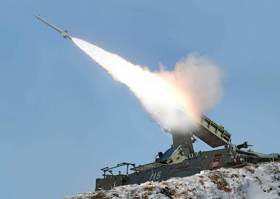 Misil udara Korea Utara: Latihan militer menggunakan peluru sungguhan, pesawat tak berawak dan pencegat misil jelajah diluncurkan dari lokasi yang tidak diungkapkan di Korea Utara, tanggal 20 Maret. [AFP]