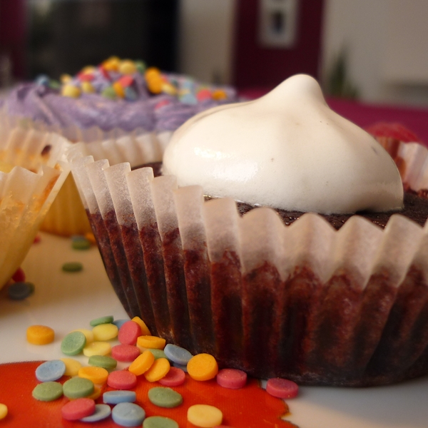 zauberhafte Welten: Gefüllte Schoko Cupcakes mit Marshmallow Frosting