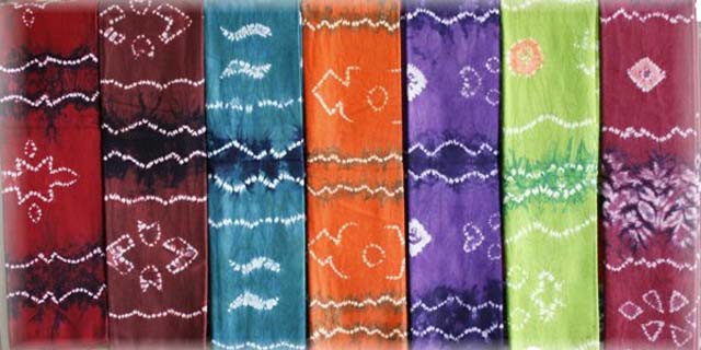 Batik jumputan menggunakan motif hias