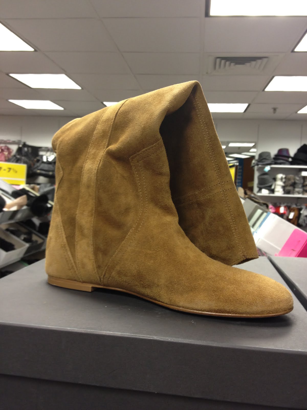 Shoe Crawl Boemos designer boots come to Daffy�s