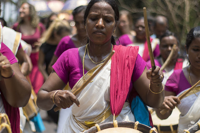 mujer con tambor en Kerala india