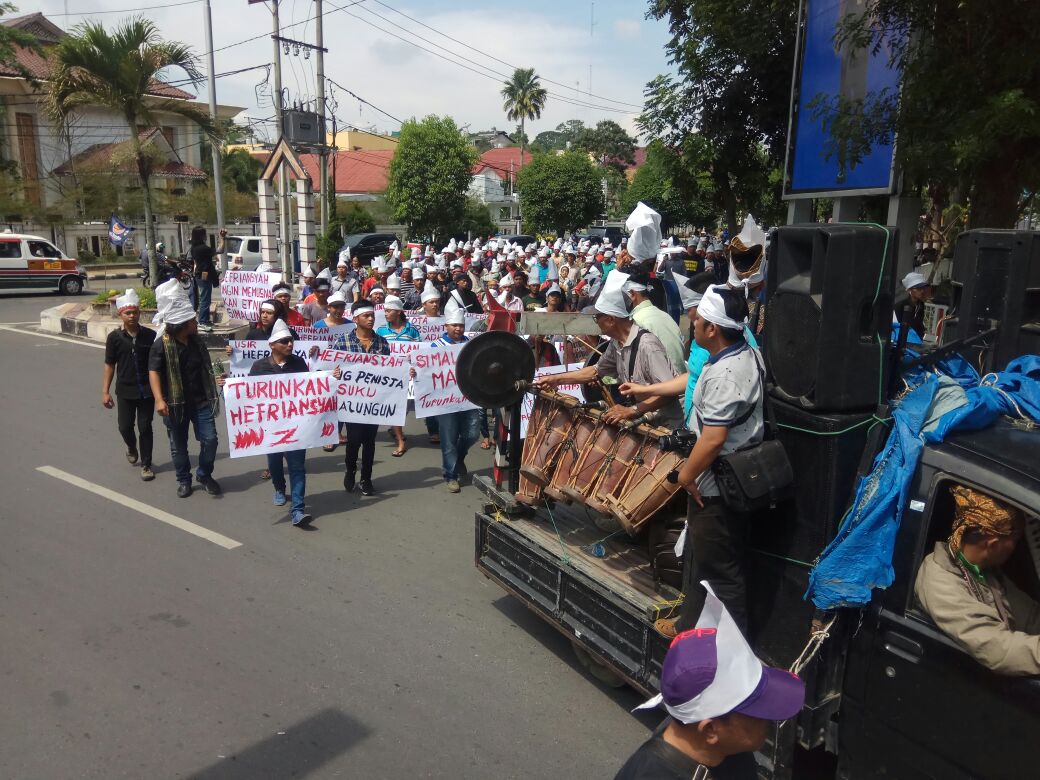 Massa yang menggelar aksi menuntut agar DPRD Siantar memakzulkan Walikota Siantar Efriansyah Massa yang menggelar aksi menuntut agar DPRD Siantar memakzulkan Walikota Siantar Efriansyah