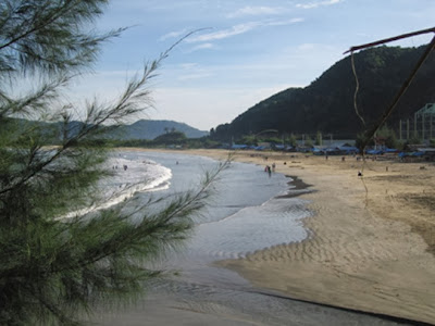 Pantai Lhoknga memiliki pasir putih dengan sedikit bebatuan yang memantulkan warna biru la Best Place to visit in Bali Island: Lhoknga Beach Aceh, Indonesia