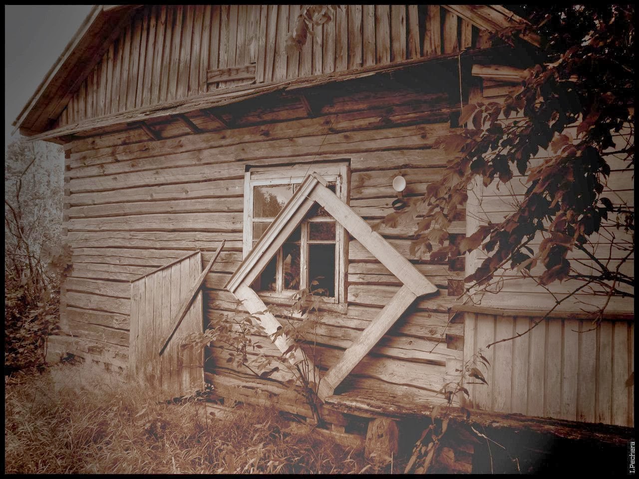 Позабытое старое. Заколоченный дом. Заброшенная изба. Дом с заколоченными окнами. Деревенский домик с заколоченными окнами.