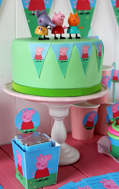 Peppa and George Pig: House shapped Free Printable Box.  Fiesta de cerdo,  Fiesta de george pig, Fiesta de cumpleaños de peppa pig