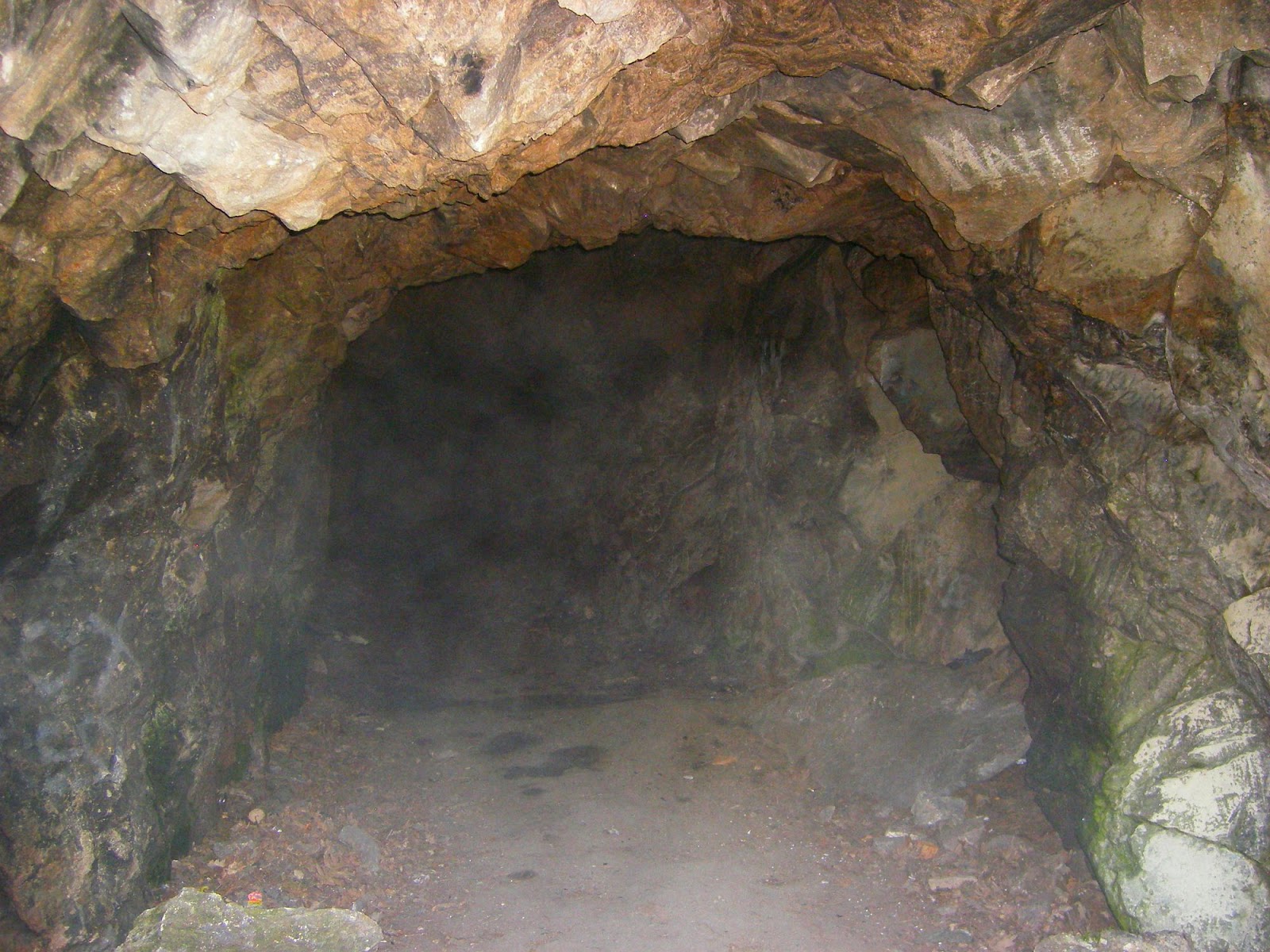 Железноводск пещера. Селитряные скалы Железноводск. Пещера первобытного человека в Железноводске. Пещера древнего человека Железноводск.