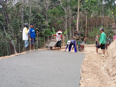 TNI BERSAMA WARGA BERAKSI DI JALAN DESA SUKOREJO TNI BERSAMA WARGA BERAKSI DI JALAN DESA SUKOREJO