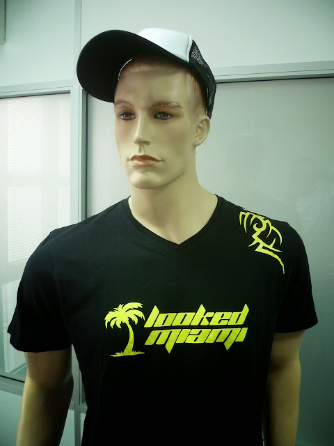 En exclusivité pour les sappeurs, le t shirt Looked Miami avec le tribal en jaune fluo est personnalisable avec la couleur de votre choix.