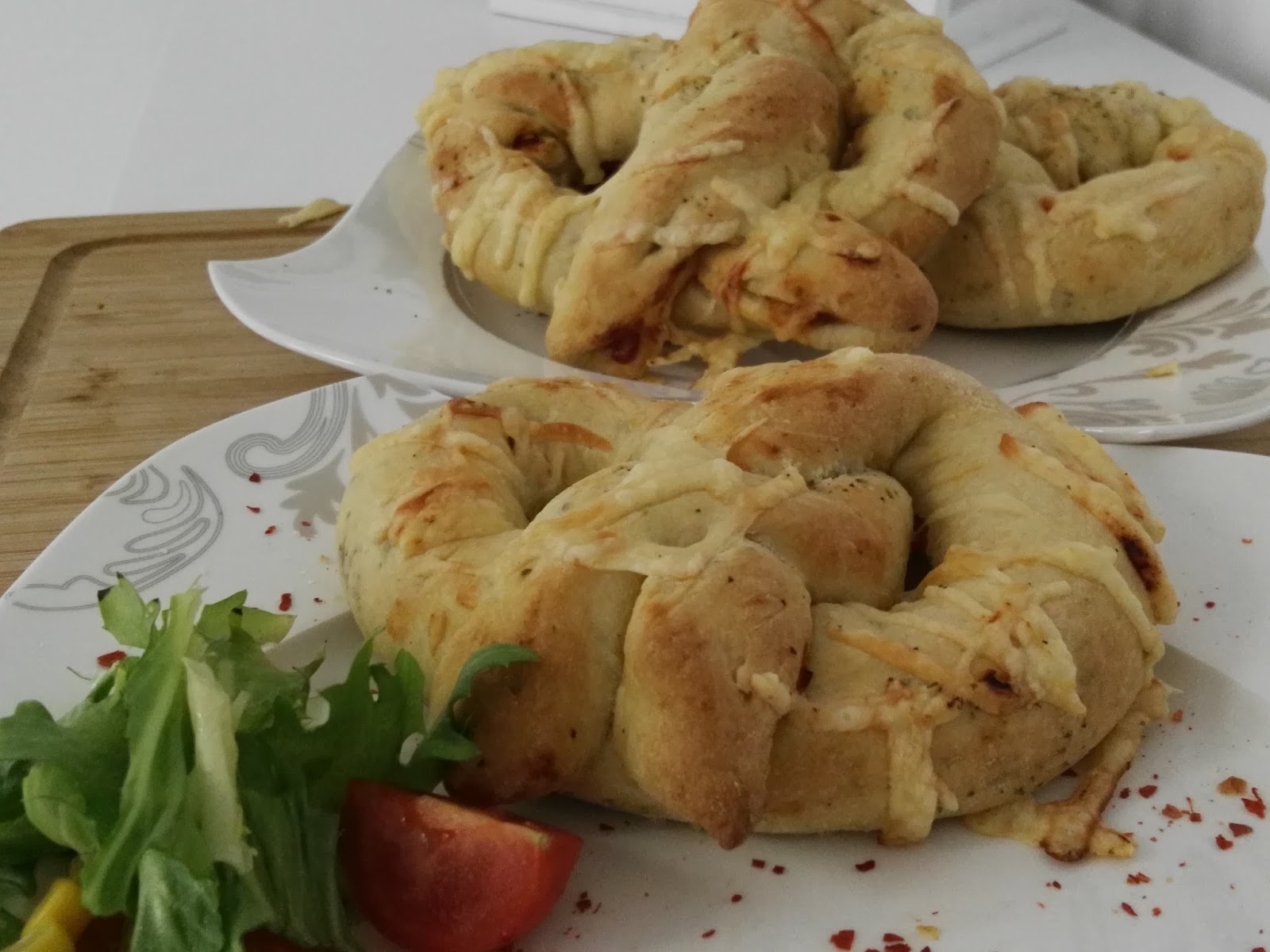 Gefüllte Pizzabrezel, Pizza einmal anders. Gefüllte Pizzabrezel, Pizza einmal anders.