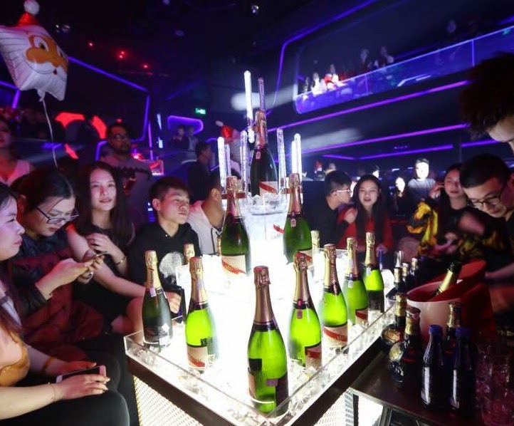 http://nightclubsuppliesusa.com/champagne-bottle-sparklers/