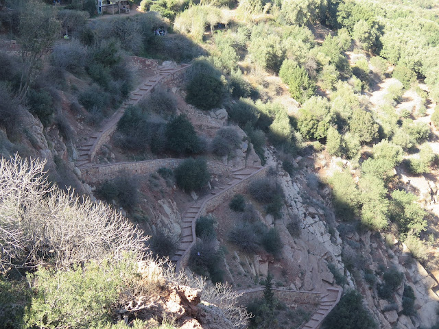 Escalera lateral de acceso al Puente de Imi-n-ifri