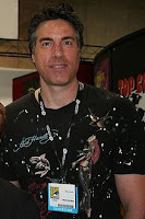 The Art of Marc Silvestri Marc Silvestri est un dessinateur et éditeur de comics américain, né le 3 mars 1958. Il commence sa carrière en 1987 chez Marvel Comics, sur des titres comme Conan ou Web of Spider-Man, et se fait connaître comme dessinateur de la série Uncanny X-Men. Il passe ensuite deux ans à crayonner son spin-off Wolverine. En 1992, Silvestri se joint à 6 autres artistes (Jim Lee, Whilce Portacio, Rob Liefeld, Erik Larsen, Todd McFarlane et Jim Valentino) pour former la société Image Comics où il lancera la série Cyberforce. Les séries de Silvestri seront publiées sous le label Top Cow. Les succès notables de Top Cow incluent les séries Witchblade et The Darkness dont Silvestri dessinera les premiers épisodes scénarisés par Garth Ennis. En 2004, Silvestri travailla brièvement pour Marvel sur les X-Men, en collaboration avec le scénariste Grant Morrison. Il s'est depuis attelé à une nouvelle série pour son studio, Top Cow Productions, Hunter Killer scénarisée par Mark Waid. Alors preparez vous pour "The Art of Marc Silvestri"!!!