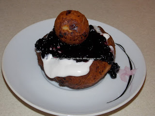 Papanasi cu stafide si dulceata de afine