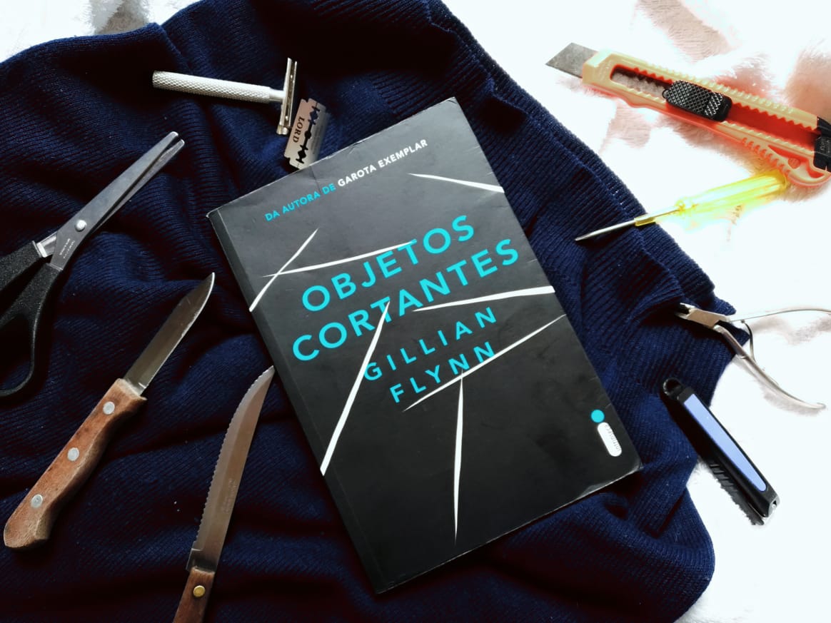 OBJETOS CORTANTES - GILLIAN FLYNN Objetos Cortantes da autora Gillian Flynn foi publicado em 2015 pela editora Intrínseca, conta a historia de Camille Preaker uma mulher que acabou de sair do hospital psiquiátrico por se corta e agora tem que voltar a cidade que a 8 anos não visita para investigar um assassinato de uma jovem e o desacontecimento de outro. O livro será adaptado para o televisão em uma minissérie produzida pela HBO e tem data de estreia para 08 de julho.