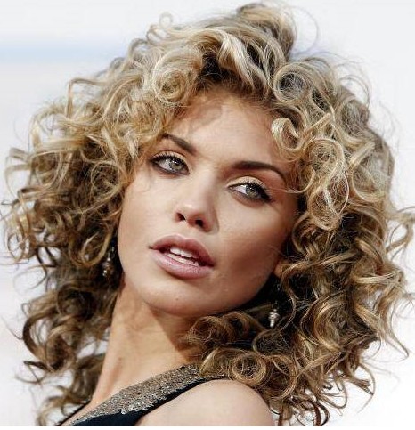 curly hairstyles for round faces