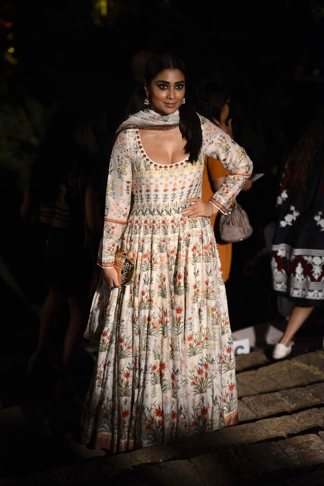 Shriya Saran Super Sexy Cleavage Show At The Lakme Fashion Week Summer Resort 2017 Grand Finale