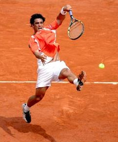 Persona jugando tenis Foto del tenista Mariano Puerta jugando tenis