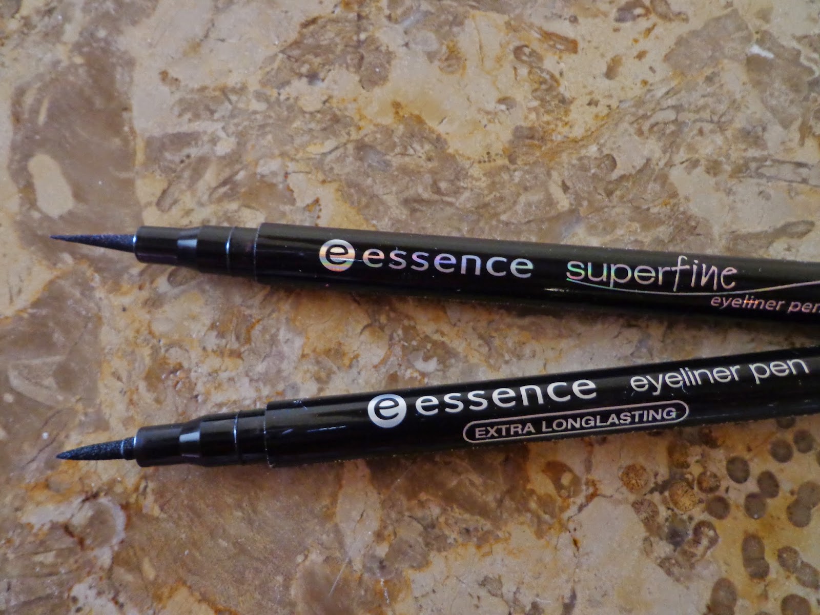 The world of dreams Recensione Eyeliner pen di Essence