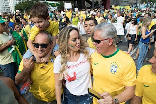 Ju Isen faz toplees mais uma vez em manifestação Ju Isen repetiu o feito no início do ano e tirou a roupa novamente durantes as manifestações que aconteceram neste domingo, 16. A socialite chegou na Avenida Paulista, em São Paulo, vestindo uma camiseta branca que já evidenciava a ausência de sutiã.