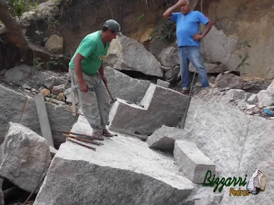 Pedra de granito bruto sendo cortado para execução de escada de pedra.