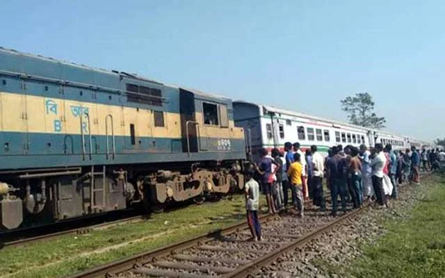 বাঘায় এক লাইনে দুই ট্রেন, ট্রেনচালক বাঁচালেন যাত্রীদের প্রাণ