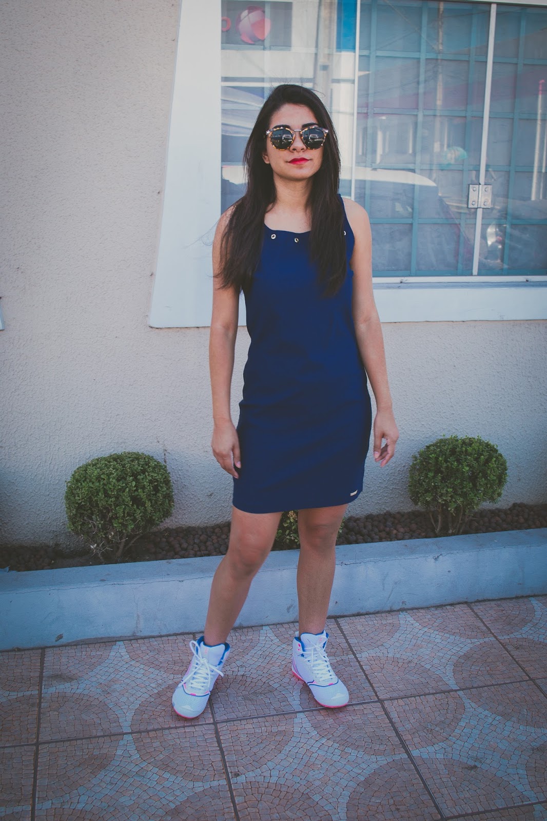 vestido azul com tenis branco