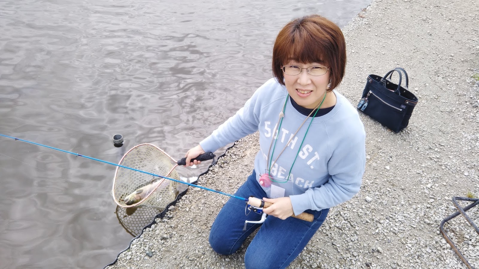 大物のニジマスをルアーで釣りました 山梨県昭和町の釣り堀 おさかなつり とと