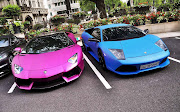 Auto achtergrond met een foto van een roze en blauwe Lamborghini . HD . (hd auto achtergrond met een foto van een roze en blauwe lamborghini wallpaper)