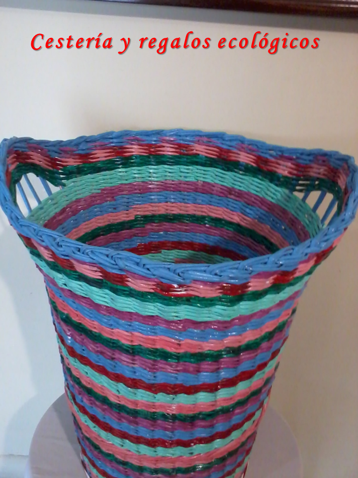 Cestería y regalos ecológicos Isa: Cesto multicolor, grande para ropa