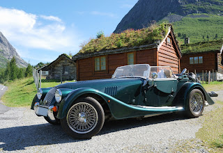Auto clásico en las montañas de Noruega