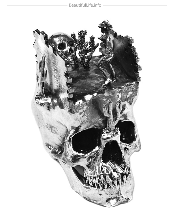 Interesante cráneo chapado en plata. 