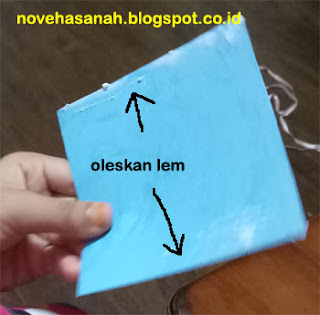 aplikasikan lem fox putih (atau jenis lem lainnya) untuk menempel stik es, pita, dan ornamen, biarkan anak mengaturnya sendiri aplikasikan lem fox putih (atau jenis lem lainnya) untuk menempel stik es, pita, dan ornamen, biarkan anak mengaturnya sendiri