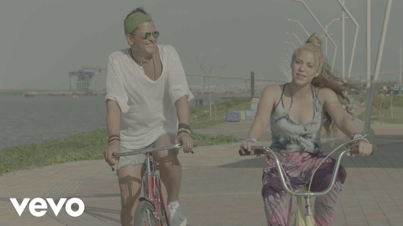 El vídeo de "La Bicicleta" supera 1 billón de reproducciones en Youtube