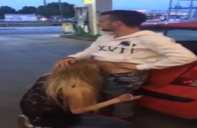 Loirinha linda fazendo boquete no posto de gasolina loira muito gostosa pagando um boquete