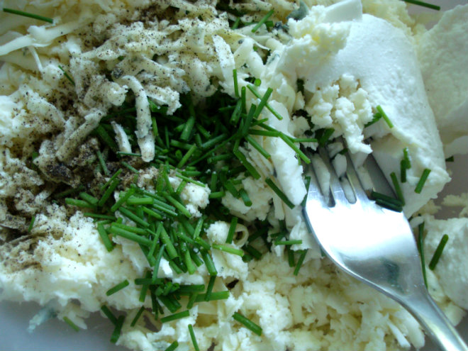 Košarice s tri vrste sira i vlascem 1 korak pripreme Puff pastry cheese and chives baskets by Laka kuharica: mix and combine ricotta, mozzarella, Swiss cheese, sea salt, pepper and chives.