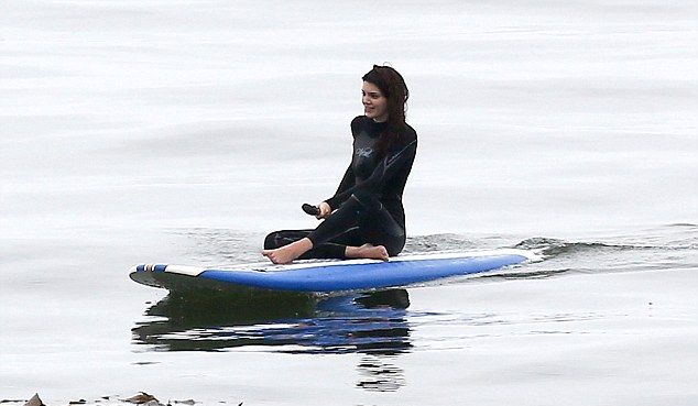 Retro Bikini: Kendall Jenner plays paddle boarding in “Pink Bikini
