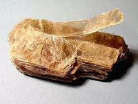 Yaprak şeklinde katmanlara ayrılan mika minerali madeni