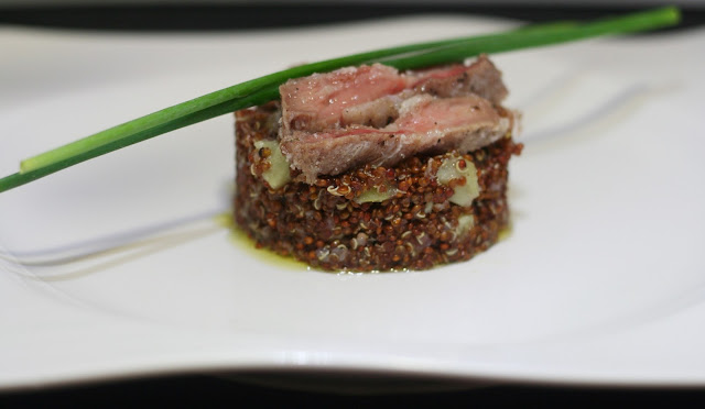 Pluma Ibérica A La Sal Con Ensalada De Quínoa Y Corazones De Alcachofa A La Vinagreta De Zumaque
