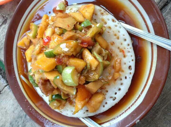 Varian Surabi Dengan Guyuran Rujak Dan Alpukat Sering Jadi Buruan Penikmat Jajanan Jalanan