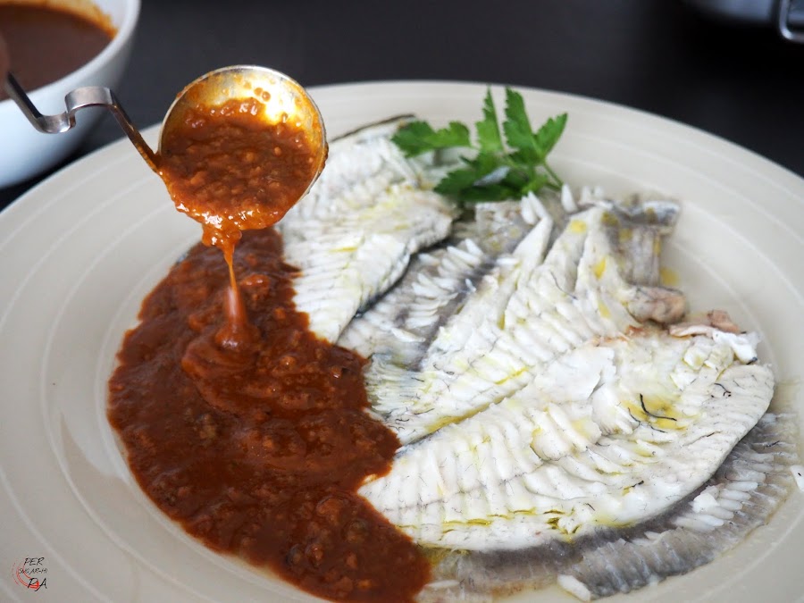 La salsa balandra, a base una picada de pan, frutos secos, ajo y pimentón, cocinada con aceite, vinagre y caldo de pescado, es una salsa marinera típica de la cocina catalana.