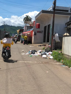 Tumpukan Sampah Dibadan Jalan,Ganggu Pengendara