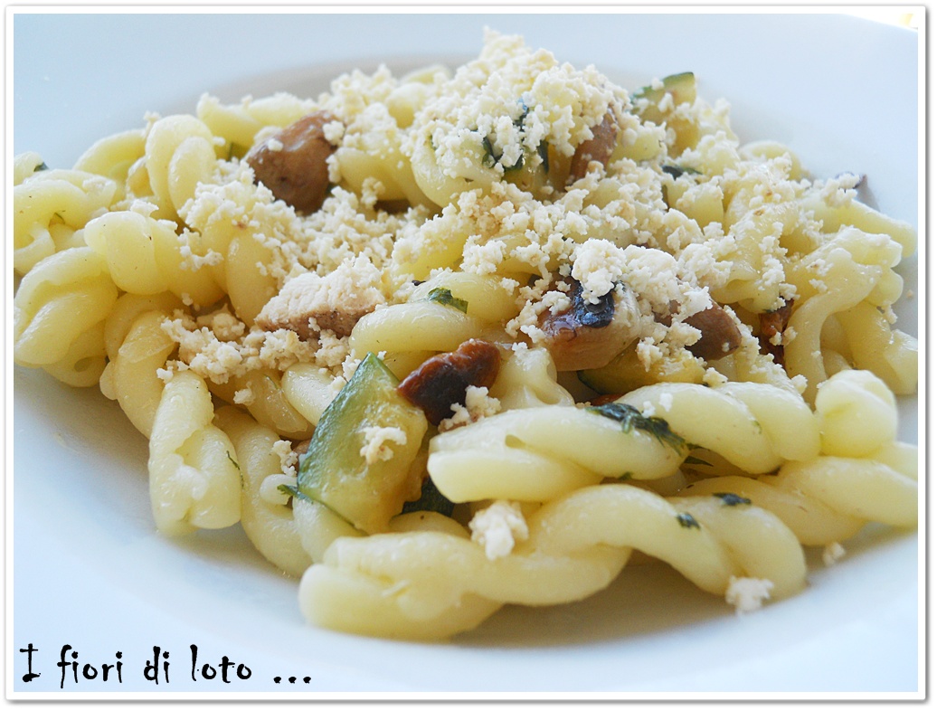 I FIORI DI LOTO Pasta con porcini, zucchine e ricotta affumicata
