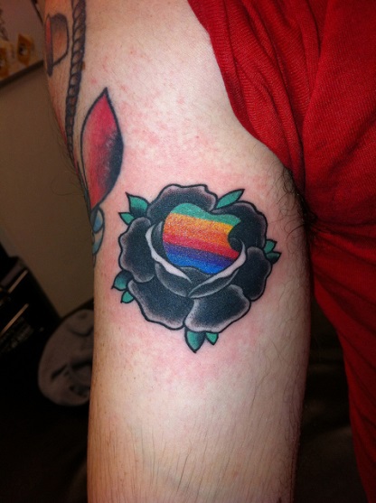 Tatuaje de apple saliendo de una Rosa
