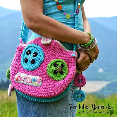 crochet buttoned bag pattern by Vendulka