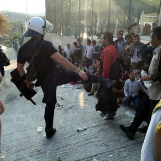 Λέσβος: Εικόνα ντροπής! Αστυνομικός κλωτσάει μετανάστες την ημέρα της επίσκεψης Τσίπρα - Διατάχθηκε ΕΔΕ με εντολή του αρχηγού της ΕΛ.ΑΣ