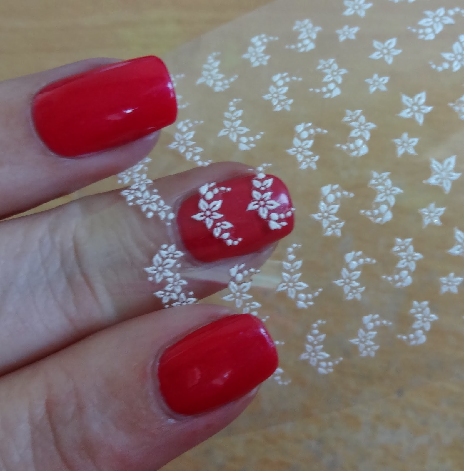 Wendy's Delights Sparkly Nails Floral Burst White Nail Stickers