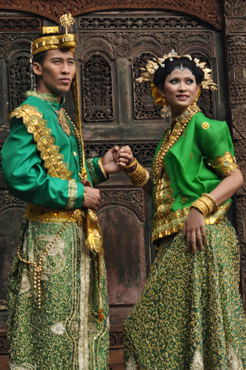 Busana Adat Pengantin di Pulau-Pulau Indonesia